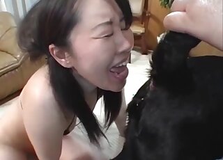 黑发女子正在舔她女友的屁股
